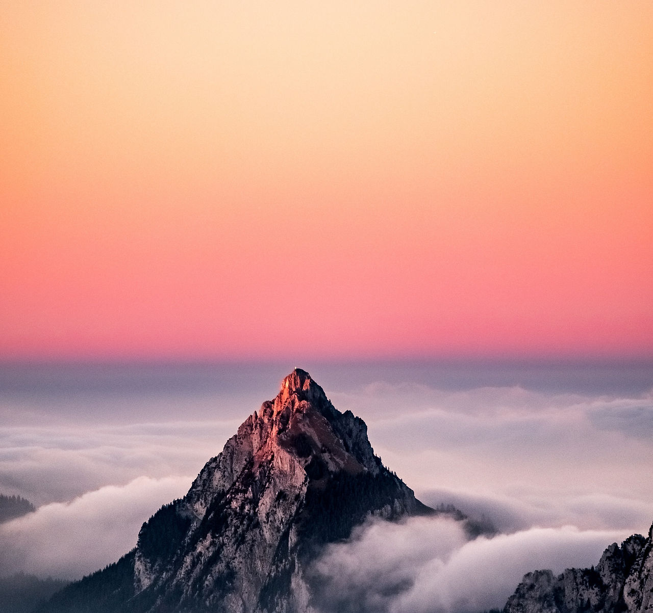 Amanecer en la cima de la montaña
